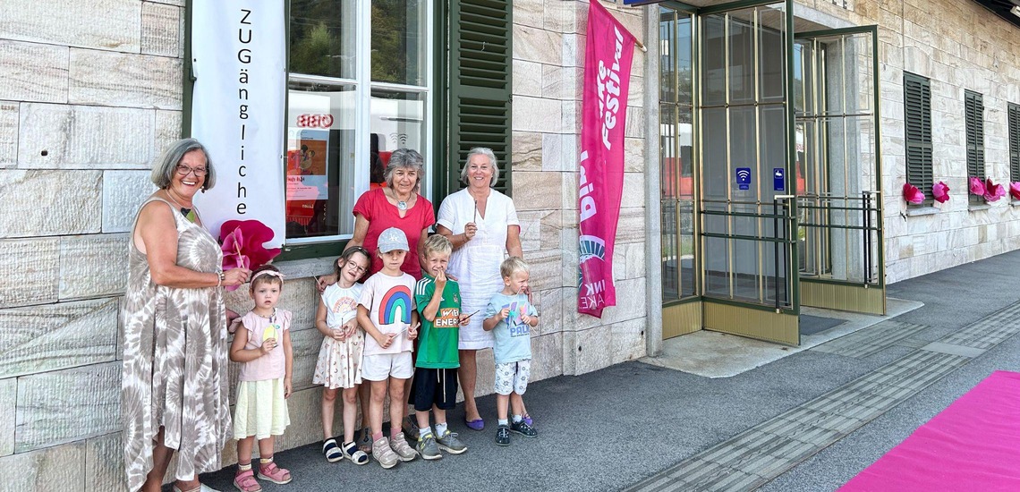 Gruppenbild vor dem Bahnhof Pörtschach