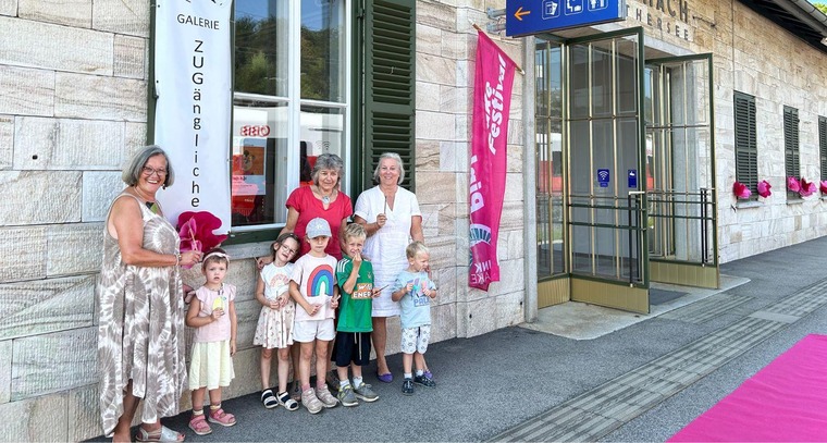 Gruppenbild vor dem Bahnhof Pörtschach
