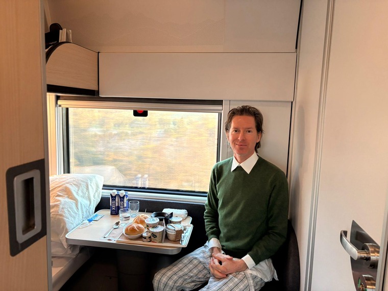 Wes Anderson vor dem Nightjet