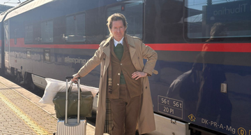 Wes Anderson vor dem Nightjet