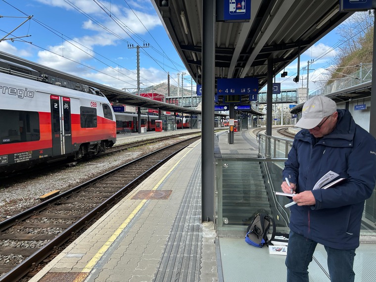 Zeichnen am Bahnsteig