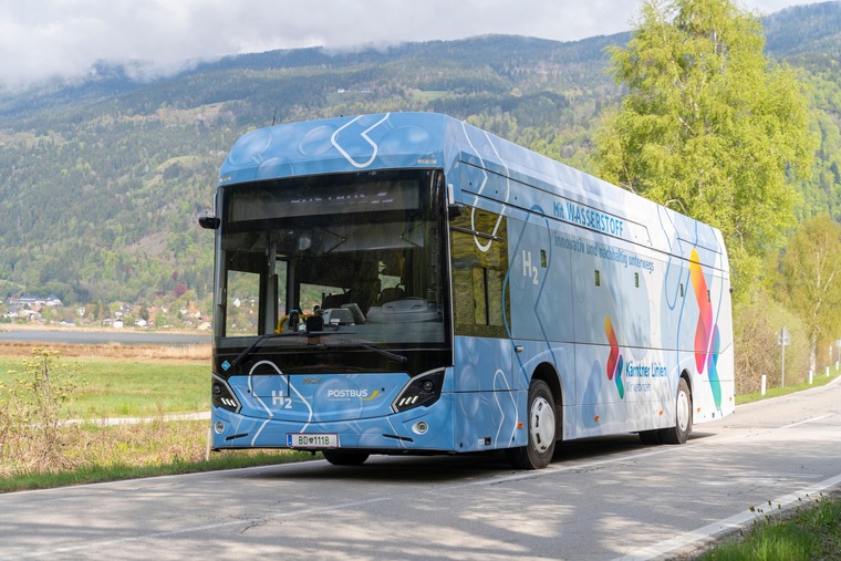 Wasserstoffbus bei der Fahrt