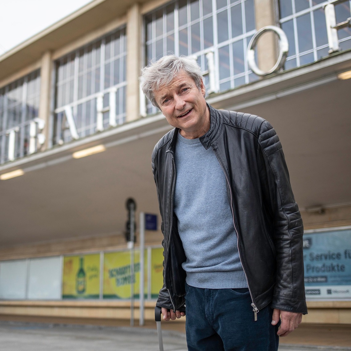Alfred Dorfer vor dem Westbahnhof, Shooting für das Mitarbeitermagazin ÖBB bewegt 05/2020