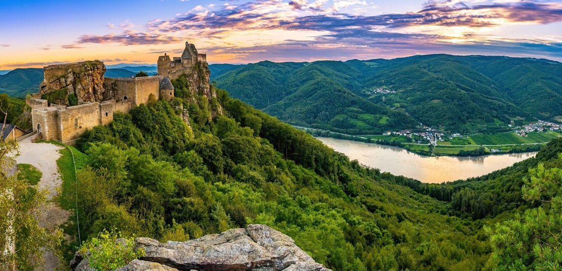Ausflugstipps Niederösterreich: Auf dem Bild sieht man eine Luftaufnahme der Burgruine Aggstein. 