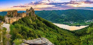 Ausflugstipps Niederösterreich: Auf dem Bild sieht man eine Luftaufnahme der Burgruine Aggstein. 