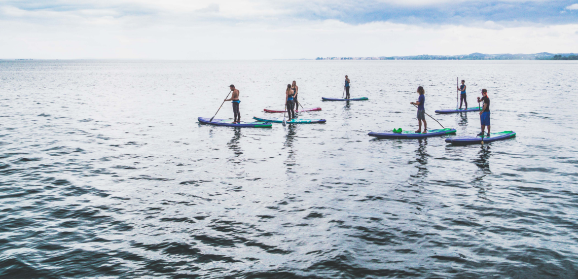 Bregenz Sehenswürdigkeiten: Blick auf den Bodensee mit vielen Stand-up-Paddlern.