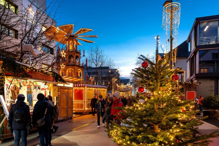Bregenz Sehenswürdigkeiten: Blick auf den Bregenzer Weihnachtsmarkt mit abendlicher Stimmung. 