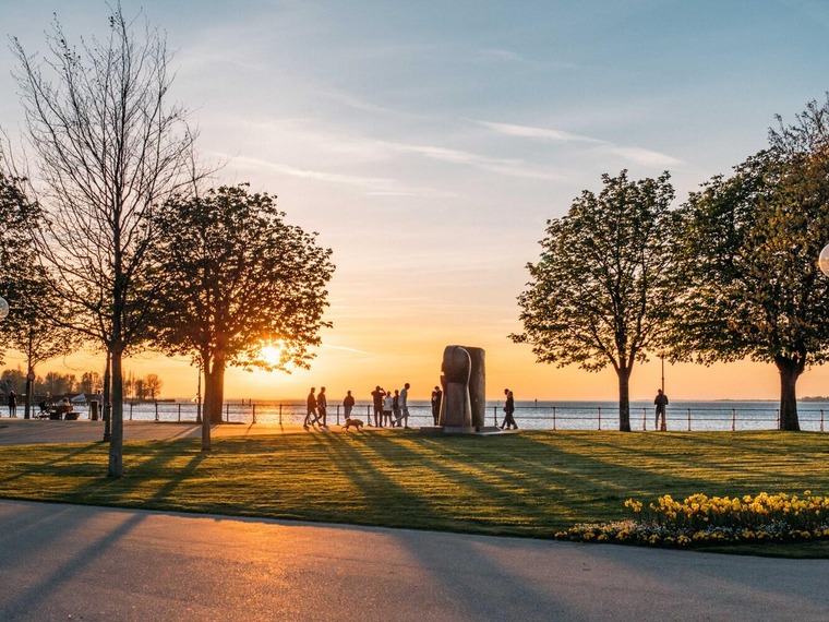 Bregenz Sehenswürdigkeiten: Blick auf die Seepromenade im Sommer und bei untergehender Sonne. 