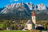 Drehorte Bergdoktor: Das Bild zeigt die schöne Aussicht auf die Heilige Kreuz Kirche und das Dorf Going am Wilden Kaiser in Tirol, Österreich.