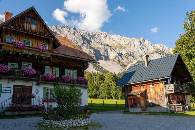 Zu den Drehorten von Bergdoktor gehört Ramsau am Dachstein. Das Bild zeigt traditionelle Häuser in denen auch die Serie „Die Bergretter“ produziert wird.