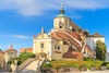 Zu den Sehenswürdigkeiten in Eisenstadt gehört die Bergkirche. Auf dem Bild sieht man sie von außen.