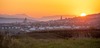 Eisenstadt: Blick auf die Stadt im Abendlicht, dahinter der Himmel mit Sonnenuntergang. 