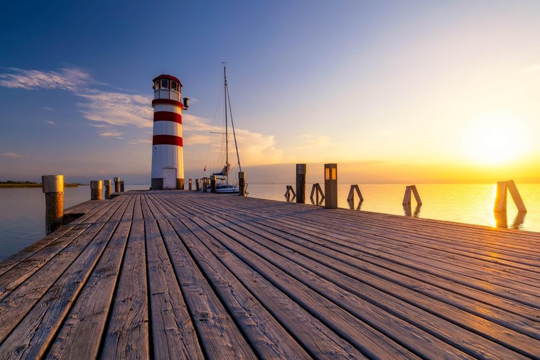 Zu den Sehenswürdigkeiten bei Eisenstadt gehört der Neusiedlersee. Auf dem Bild sieht man den bekannten Leuchturm am Ufer des Sees. 