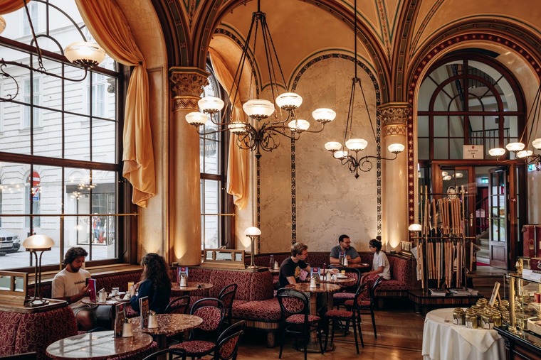 Zu den Wien Sehenswürdigkeiten gehört das Café Central.