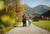 Zum Wandern im Gasteinertal gehört sie Gasteiner Ache. Auf dem Bild sieht man Frauen mit Kind beim Wandern