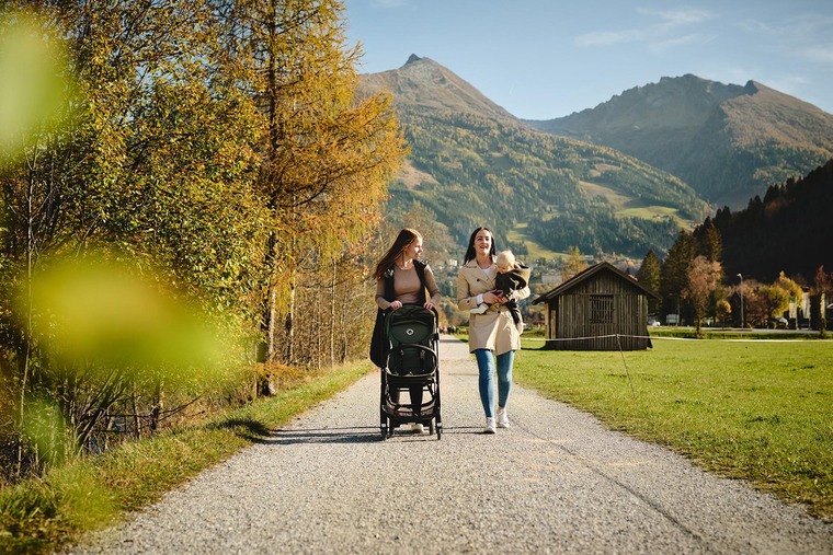 Zum Wandern im Gasteinertal gehört sie Gasteiner Ache. Auf dem Bild sieht man Frauen mit Kind beim Wandern