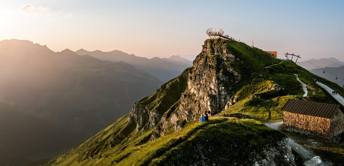 Zum Wandern im Gasteinertal gehört der Stubnerkogel. Auf dem Bild sieht man den Berg bei Dämmerung.