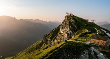 Zum Wandern im Gasteinertal gehört der Stubnerkogel. Auf dem Bild sieht man den Berg bei Dämmerung.