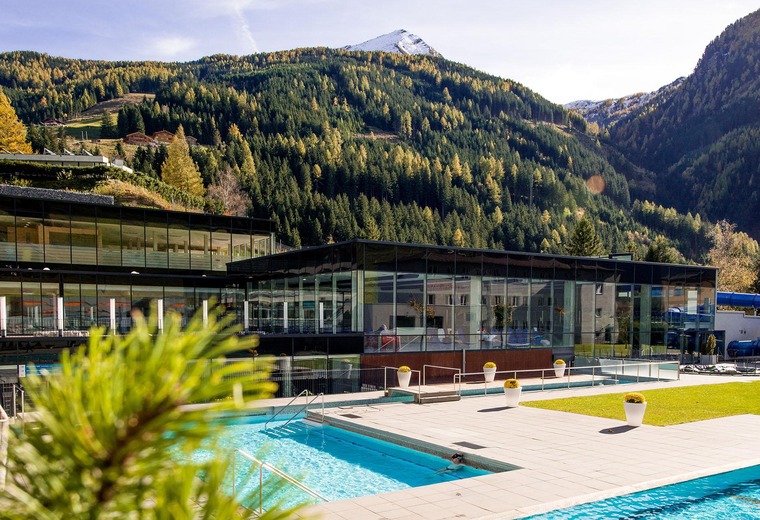 Zum Urlaub im Gasteinertal gehören die Thermen. Auf dem Bild sieht man die Felsentherme.