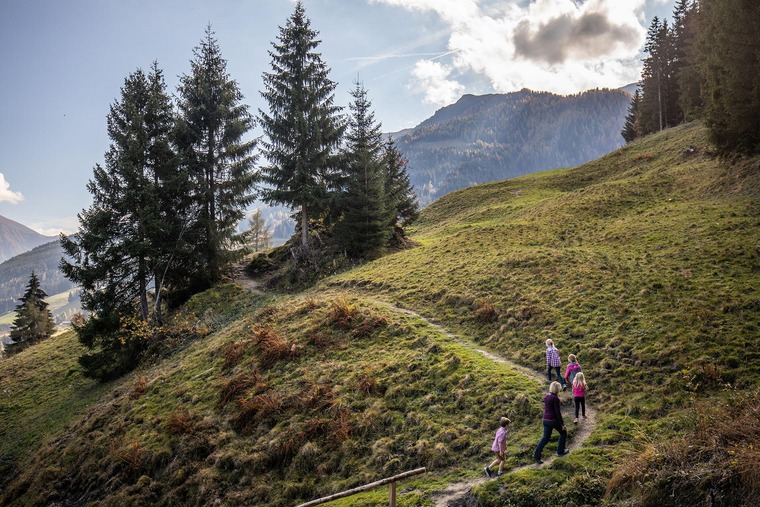 Zum Wandern im Gasteinertal gehört Dorf Gastein. Auf dem Bild sieht man eine Familie beim am Bärenweg.