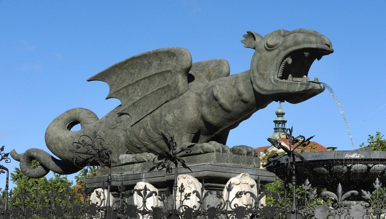 Zu den Klagenfurt Sehenswürdigkeiten gehört der Lindwurmbrunnen. Auf dem Bild sieht man ihn aus der Nähe.