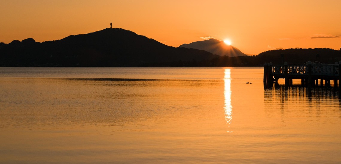 Klagenfurt Sehenswürdigkeiten: Der Blick von Klagenfurt auf den Wörthersee im Abendlicht. 