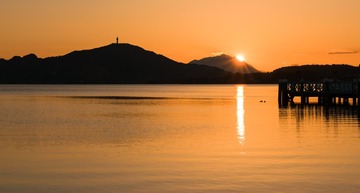 Klagenfurt Sehenswürdigkeiten: Der Blick von Klagenfurt auf den Wörthersee in der Abendstimmung. 