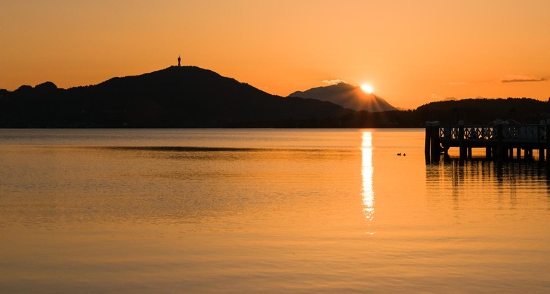 © Shutterstock/Dan Foto Klagenfurt Sehenswürdigkeiten: Der Blick von Klagenfurt auf den Wörthersee in der Abendstimmung.