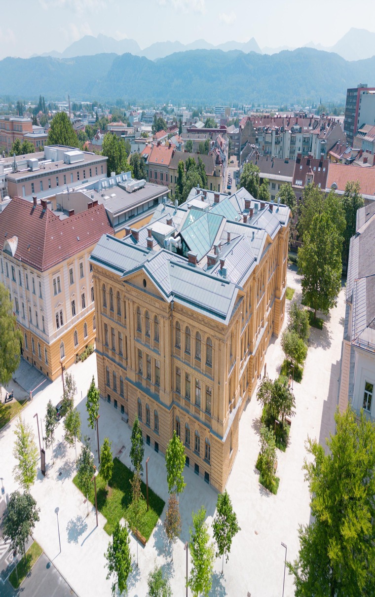 Zu den Klagenfurt Sehenswürdigkeiten gehört das Kärntner Landesmuseum. Auf dem Bild sieht man eine Luftaufnahme.
