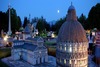 Zu den Klagenfurt Sehenswürdigkeiten gehört Minimundus. Auf dem Bild sieht man Miniatur-Bauwerke am Abend.