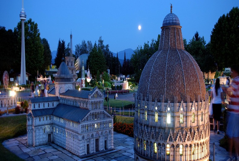 Zu den Klagenfurt Sehenswürdigkeiten gehört Minimundus. Auf dem Bild sieht man Miniatur-Bauwerke am Abend.