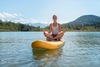 Zu den Klagenfurt Sehenswürdigkeiten gehört das Strandbad am Wörthersee. Auf dem Bild sieht man eine Frau auf einem SUP.