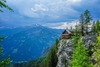 Zum Urlaub in Osttirol gehört die Dolomitenhütte. Auf dem Bild sieht man sie am Abgrund thronen.