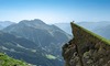 Zum Urlaub in Osttirol gehört das Wandern. Auf dem Bild sieht man einen Menschen auf der steilen Bretterwandspitze.