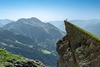 Zum Urlaub in Osttirol gehört das Wandern. Auf dem Bild sieht man einen Menschen auf der steilen Bretterwandspitze.