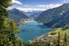 Österreich See Urlaub: Blick auf den Achensee im Sommer, dahinter die schneebedeckten Gipfel. 