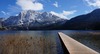 Österreich See Urlaub: Blick auf den Altauseer See, im Hintergrund schneebedeckte Berge. 