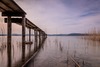 Österreich See Urlaub: Blick auf den Wallersee im Abendlicht. Links im Bild ein Steg.