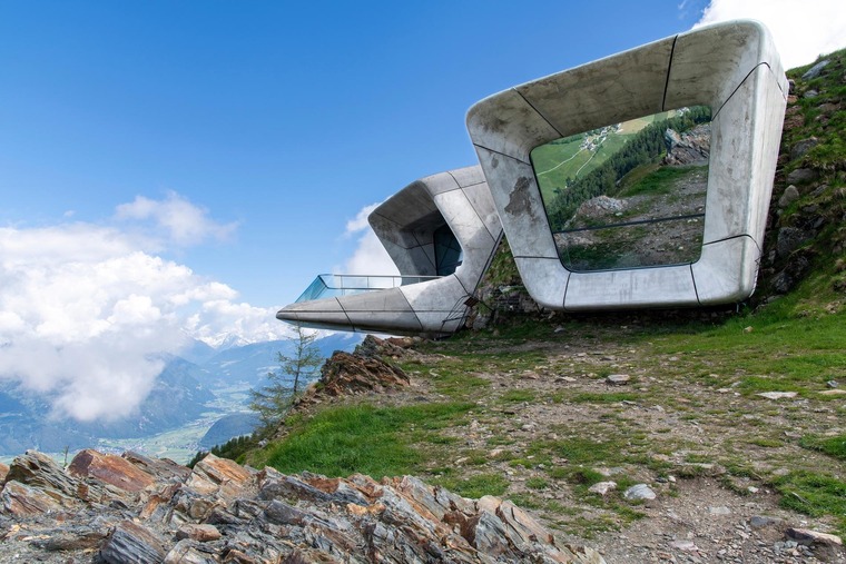 Pustertal: Blick auf die moderne Architektur des Mountain Museums an einem sonnigen Sommertag. 