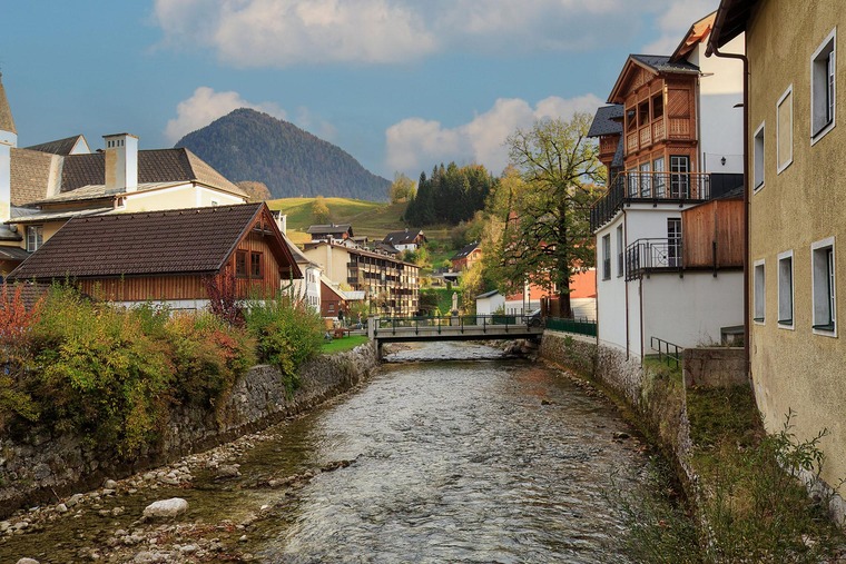 Zum Urlaub im Salzkammergut gehört Obertraun. Auf dem Bild sieht man den Fluss, der durch Bad Aussee läuft.