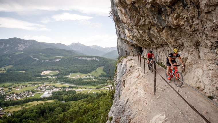 Zum Urlaub im Salzkammergut gehört Bad Goisern. Auf dem Bild sieht man Biker auf der Ewigen Wand.
