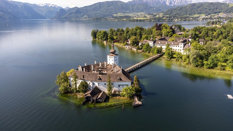 Zum Urlaub im Salzkammergut gehört Gmunden. Auf dem Bild sieht man Schloss Ort.