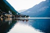 Zum Urlaub im Salzkammergut gehört Hallstatt. Auf dem Bild sieht man ein Ruderboot auf dem See.