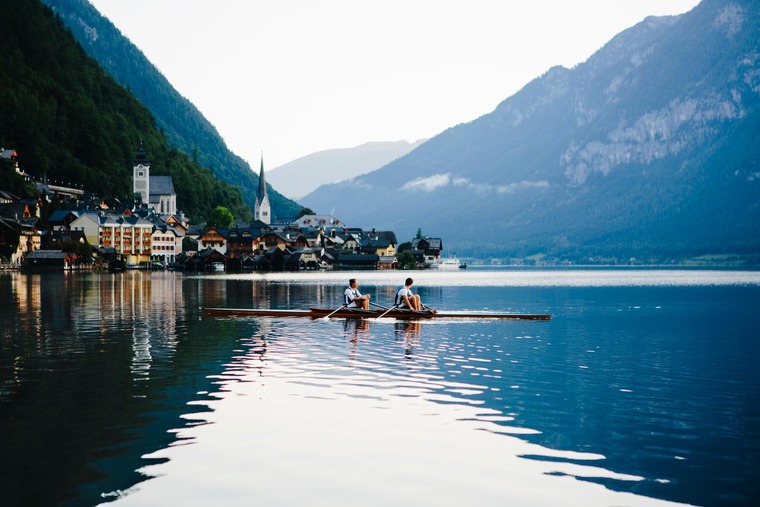 Zum Urlaub im Salzkammergut gehört Hallstatt. Auf dem Bild sieht man ein Ruderboot auf dem See.