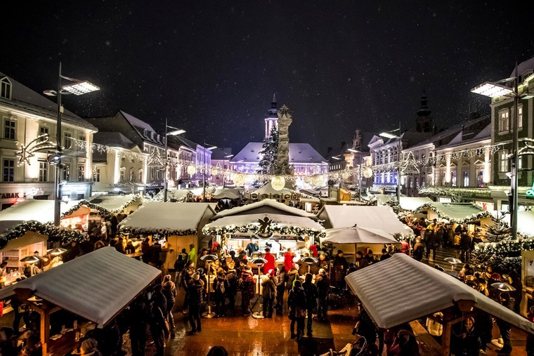 Adventmärkte Österreich: Blick auf den leicht verschneiten Rathausplatz in St.Pölten mit den Ständen des Weihnachtsmarkts. 