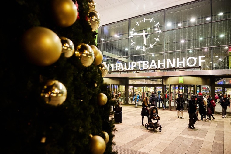 Christkindlmärkte in Österreich: Der Weihnachtsmarkt am Vorplatz des Wiener Hauptbahnhofs bringt Weihnachtsvorfreude. Im Bild ein Weihnachtsbaum vor dem Eingang zum Bahnhof.