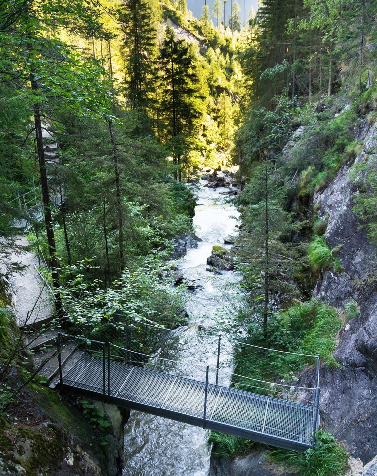 Schladming: Blick auf eine Brücke des Wanderwegs Wilde Wasser bei Schladming. 