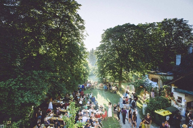 Zu den Sehenswürdigkeiten St. Pölten gehört der Sonnenpark. Auf dem Bild sieht man eine Party im Sommer.