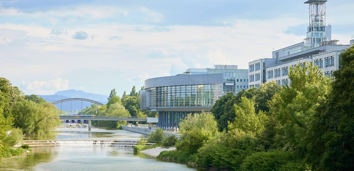 Sehenswürdigkeiten St. Pölten: Blick auf die Traisen, das Regierungsviertel und den Klangturm von St. Pölten im Sommer. 