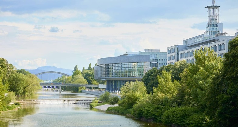 Sehenswürdigkeiten St. Pölten: Blick auf die Traisen, das Regierungsviertel und den Klangturm von St. Pölten im Sommer. 